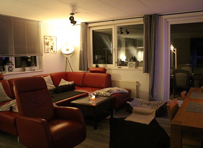 Fischfreund-Ferienhaus an der IJsselmeerkueste in Wervershoof, Nordholland mit ruhigem Wasserrand und Baeumen.