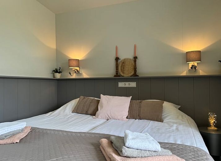 Geniessen Sie die Sonne auf der Terrasse von Huisje in Andijk, einem Ferienhaus an der IJsselmeerkueste in Nordholland.