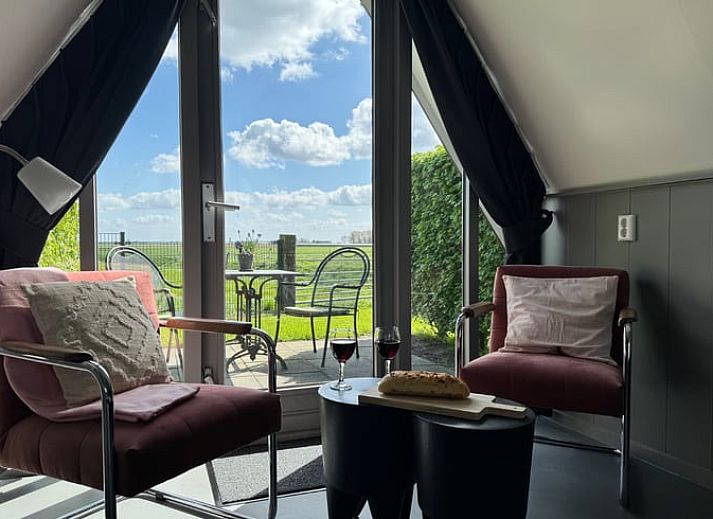 Geniessen Sie die Sonne auf der Terrasse von Huisje in Andijk, einem Ferienhaus an der IJsselmeerkueste in Nordholland.