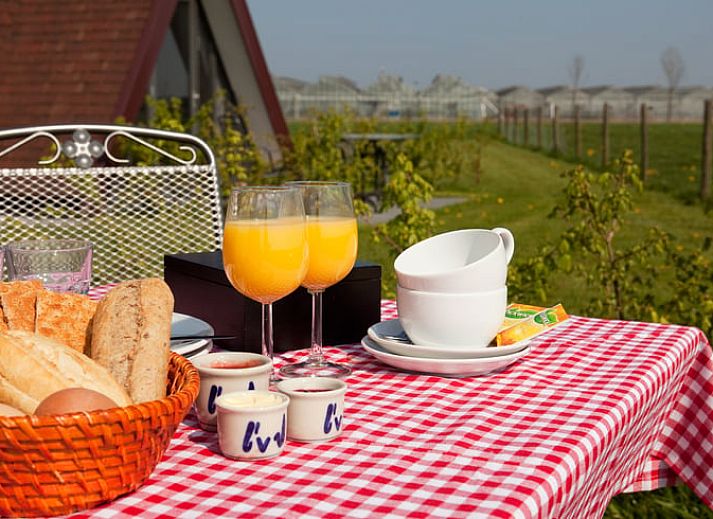 Gemuetliches Schlafzimmer im Huisje in Andijk, Ferienhaus in Andijk, Nordholland mit stimmungsvoller Beleuchtung.