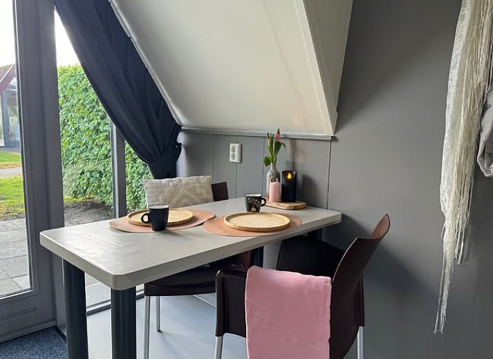 Gemuetliches Schlafzimmer im Huisje in Andijk, Ferienhaus in Andijk, Nordholland mit stimmungsvoller Beleuchtung.