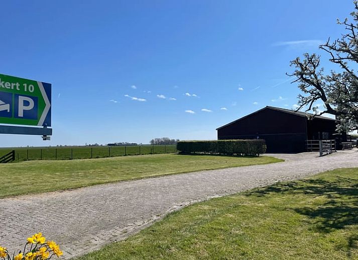 Entspannen Sie sich mit Blick auf den Garten von der Innenseite des Huisje in Andijk, Ferienhaus an der IJsselmeerkueste.