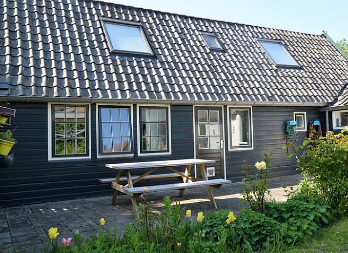 Luchtfoto van Vakantiehuis in Andijk aan de IJsselmeerkust, omringd door groen en uitzicht op het meer in Noord-Holland.