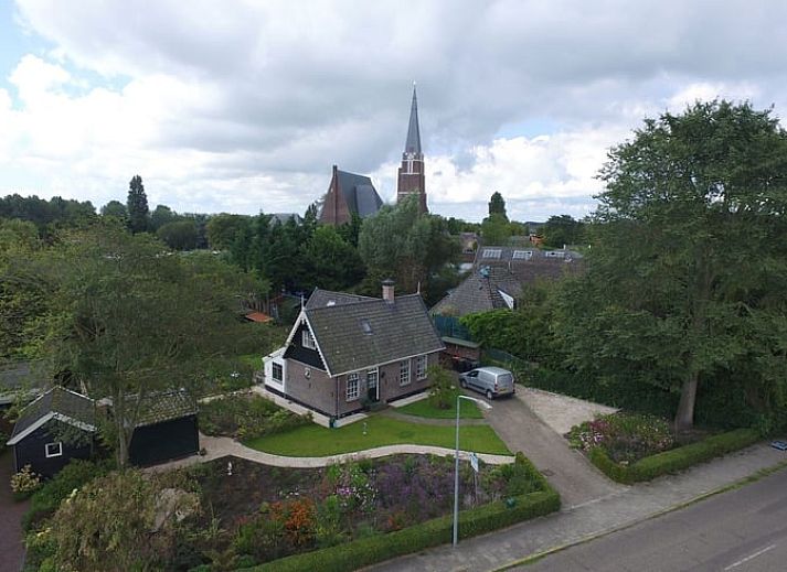 Luchtfoto van Vakantiehuis in Andijk aan de IJsselmeerkust, omringd door groen en uitzicht op het meer in Noord-Holland.