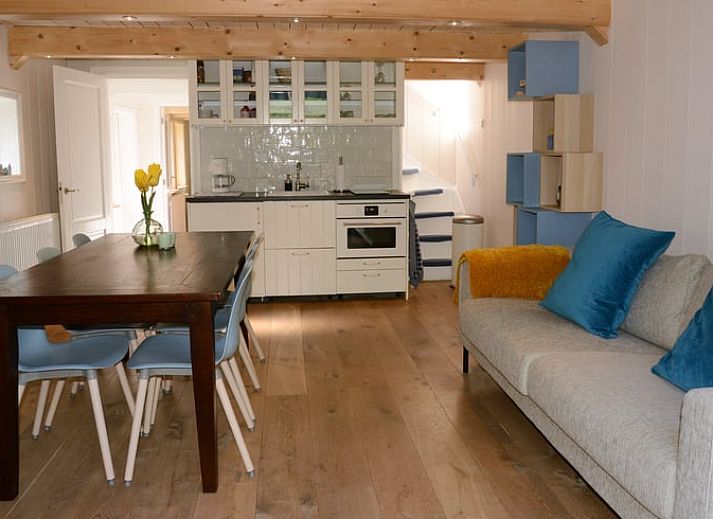 Luchtfoto van Vakantiehuis in Andijk aan de IJsselmeerkust, omringd door groen en uitzicht op het meer in Noord-Holland.