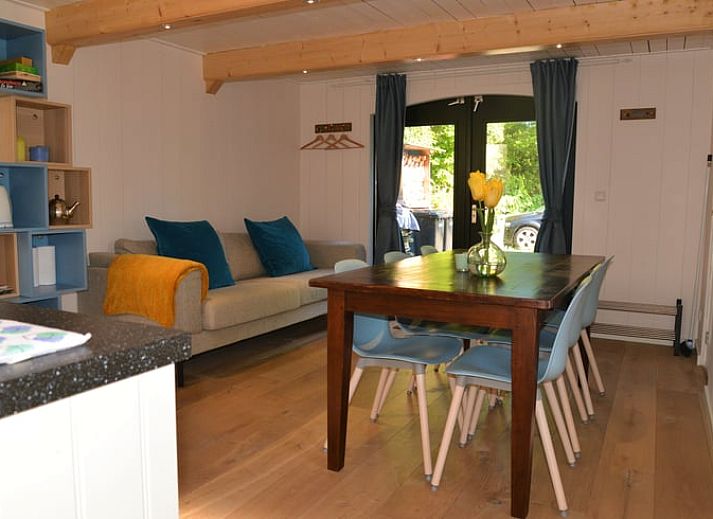 Terras met picknicktafel bij Vakantiehuis in Andijk, ideaal voor buiten dineren, gelegen aan de IJsselmeerkust in Noord-Holland.