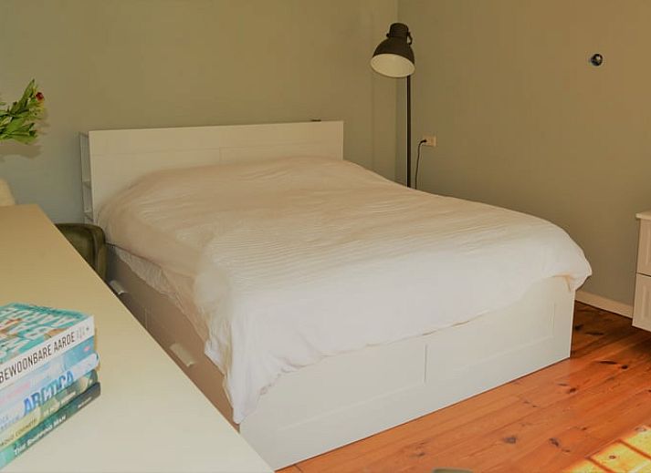 Terras met picknicktafel bij Vakantiehuis in Andijk, ideaal voor buiten dineren, gelegen aan de IJsselmeerkust in Noord-Holland.