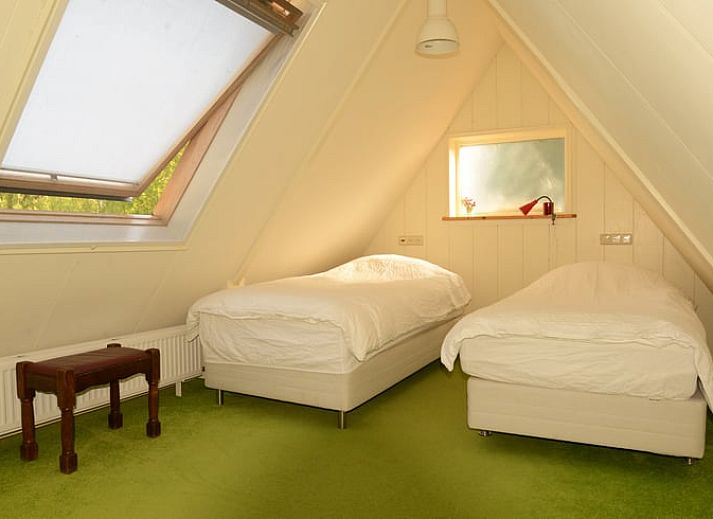 Terras met picknicktafel bij Vakantiehuis in Andijk, ideaal voor buiten dineren, gelegen aan de IJsselmeerkust in Noord-Holland.