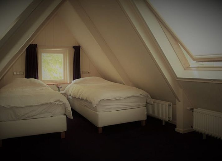 Terras met picknicktafel bij Vakantiehuis in Andijk, ideaal voor buiten dineren, gelegen aan de IJsselmeerkust in Noord-Holland.