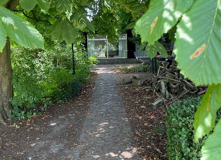 Gruener Eingang zum Ferienhaus in Andijk, an der IJsselmeerkueste in Nordholland gelegen, umgeben von Natur und Stille.
