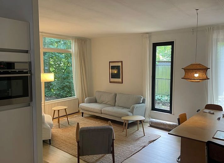 Gruener Eingang zum Ferienhaus in Andijk, an der IJsselmeerkueste in Nordholland gelegen, umgeben von Natur und Stille.