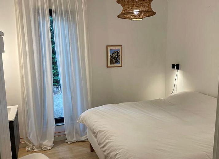 Gemuetliches Wohnzimmer des Ferienhauses in Andijk, Nordholland, mit moderner Einrichtung und viel natuerlichem Licht.