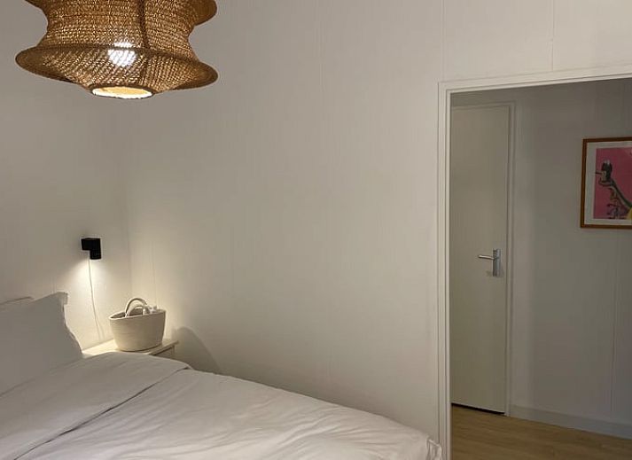 Gemuetliches Wohnzimmer des Ferienhauses in Andijk, Nordholland, mit moderner Einrichtung und viel natuerlichem Licht.