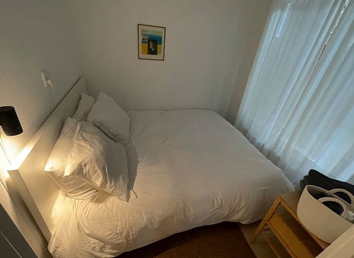 Gemuetliches Wohnzimmer des Ferienhauses in Andijk, Nordholland, mit moderner Einrichtung und viel natuerlichem Licht.