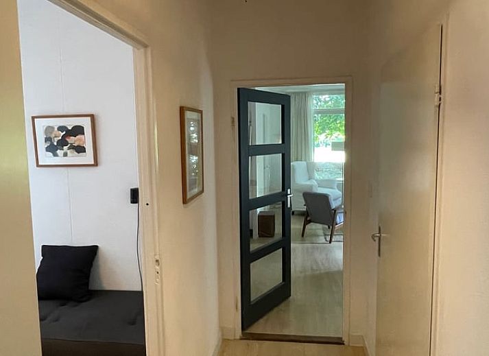 Gemuetliches Wohnzimmer des Ferienhauses in Andijk, Nordholland, mit moderner Einrichtung und viel natuerlichem Licht.