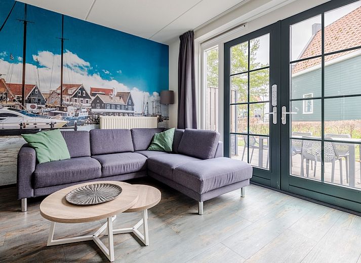 VO6 Komfort-Bungalow in Volendam, IJsselmeerkueste, Nordholland, mit traditioneller Fassade und gruener Umgebung fuer einen entspannten Aufenthalt.