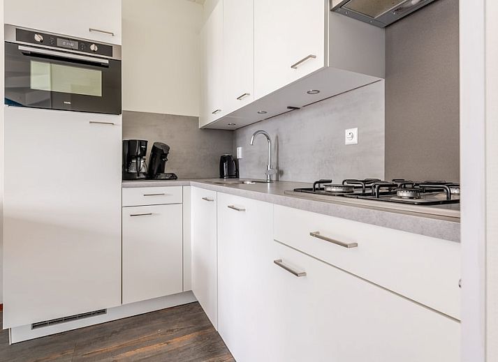 Stilvolles Wohnzimmer des VO6 Comfort Bungalows in Volendam, IJsselmeerkueste, Nordholland mit moderner Einrichtung und Gartenblick.