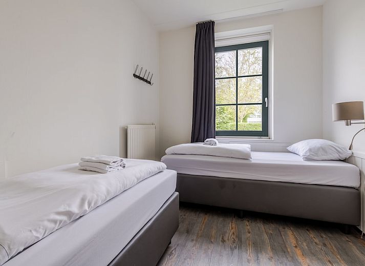 Stilvolles Wohnzimmer des VO6 Comfort Bungalows in Volendam, IJsselmeerkueste, Nordholland mit moderner Einrichtung und Gartenblick.