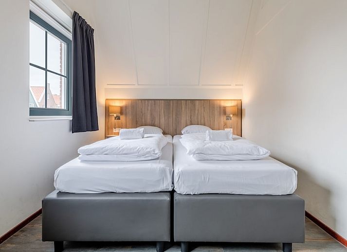 Gemuetliches Wohnzimmer des VO6 Comfort Bungalows in Volendam, IJsselmeerkueste, Nordholland mit bequemer Sitzecke und Blick auf die Terrasse.