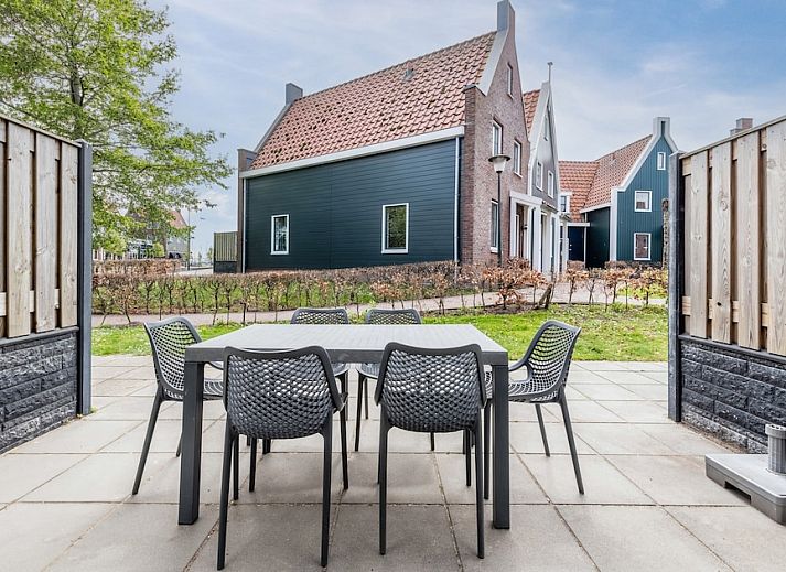 Gemuetliches Wohnzimmer des VO6 Comfort Bungalows in Volendam, IJsselmeerkueste, Nordholland mit bequemer Sitzecke und Blick auf die Terrasse.