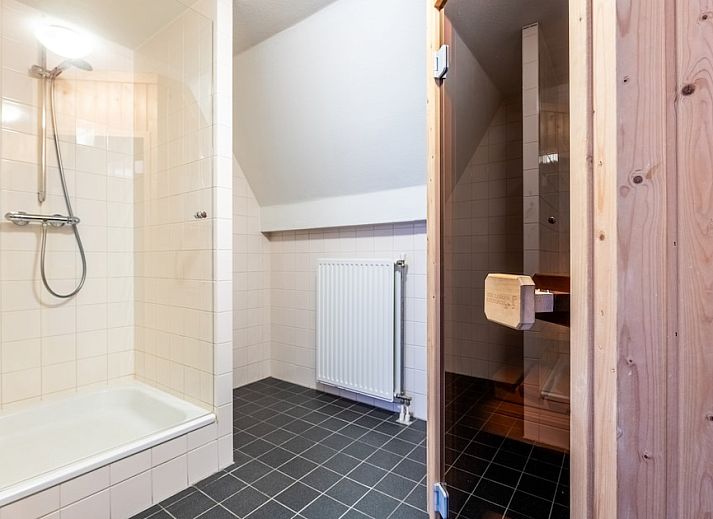 Bright bedroom in VO7A Comfort bungalow, Volendam, with two single beds and view of the IJsselmeer coast, North Holland.