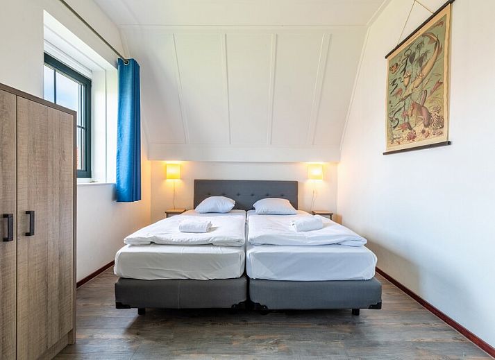 Bright bedroom in VO7A Comfort bungalow, Volendam, with two single beds and view of the IJsselmeer coast, North Holland.