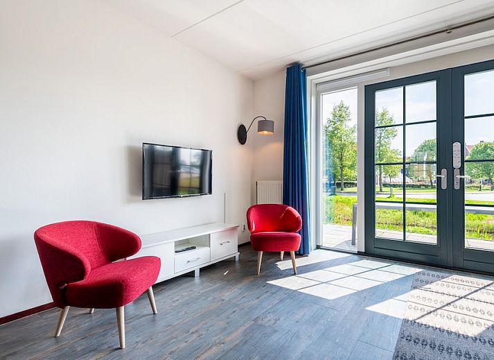 Enjoy a sunny terrace at VO7A Comfort bungalow in Volendam, IJsselmeer coast, North Holland, with modern outdoor seating.