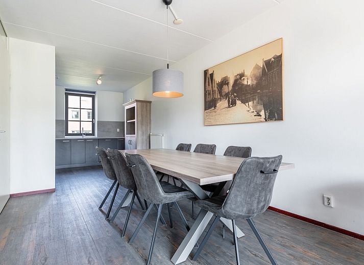 Enjoy the terrace of the VO7A Comfort bungalow in Volendam, North Holland, overlooking the green surroundings on the IJsselmeer coast.