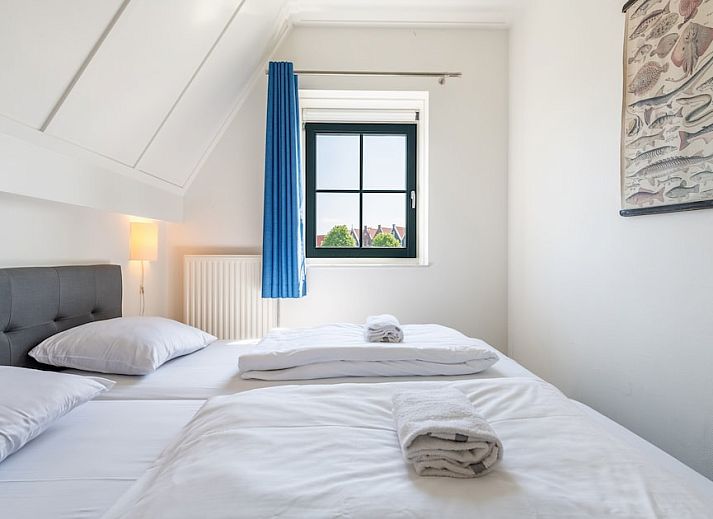 Modern bathroom with sauna in VO7A Comfort bungalow, Volendam, IJsselmeer coast, North Holland, perfect for relaxation and wellness.