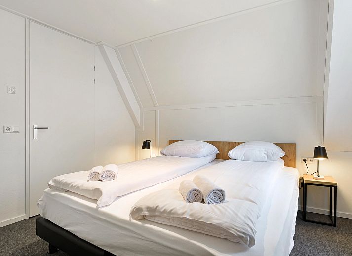 Modernes Wohnzimmer im Volendam 6-Personen-Bungalow 6C mit offener Kueche und Essbereich.