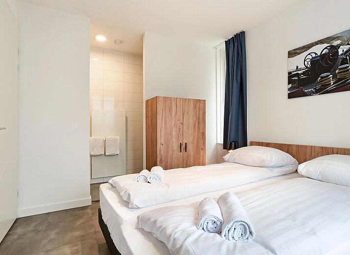 Modernes Wohnzimmer im Volendam 6-Personen-Bungalow 6C mit offener Kueche und Essbereich.