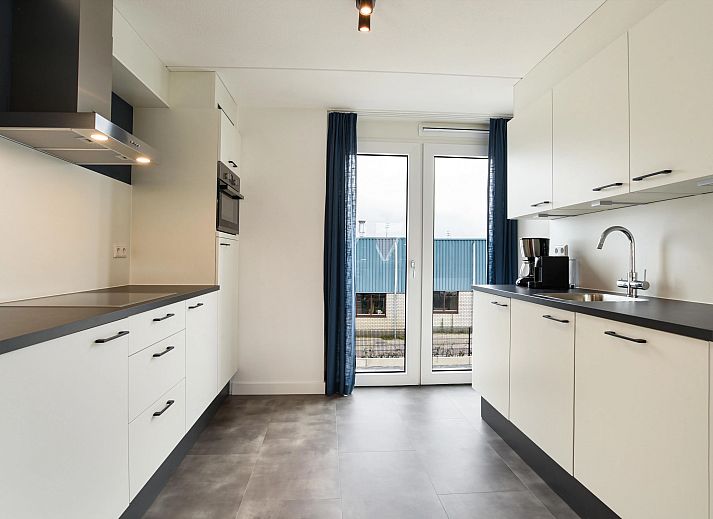 Modernes Wohnzimmer im Volendam 6-Personen-Bungalow 6C mit offener Kueche und Essbereich.