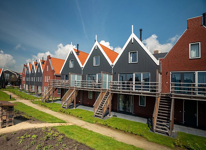 Modernes Wohnzimmer im Volendam 6-Personen-Bungalow 6C mit offener Kueche und Essbereich.