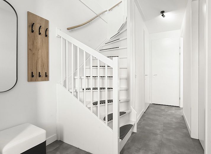 Stilvolles Interieur des Volendam 6-Bett-Bungalows 6C mit bequemen Sitzgelegenheiten.