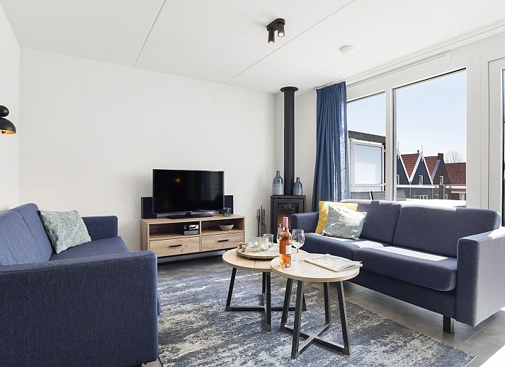 Stilvolles Interieur des Volendam 6-Bett-Bungalows 6C mit bequemen Sitzgelegenheiten.