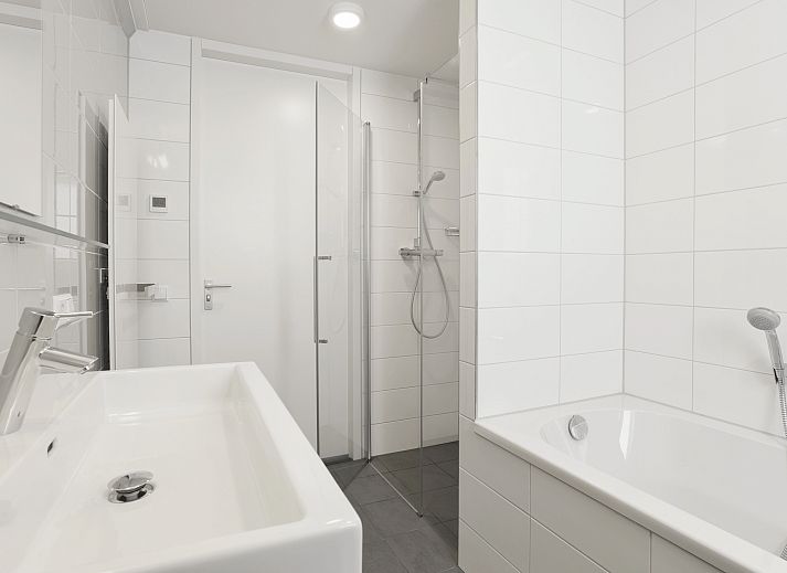 Helles Wohnzimmer mit Aussicht in Volendam 6-Personen-Bungalow 6C in Nordholland.