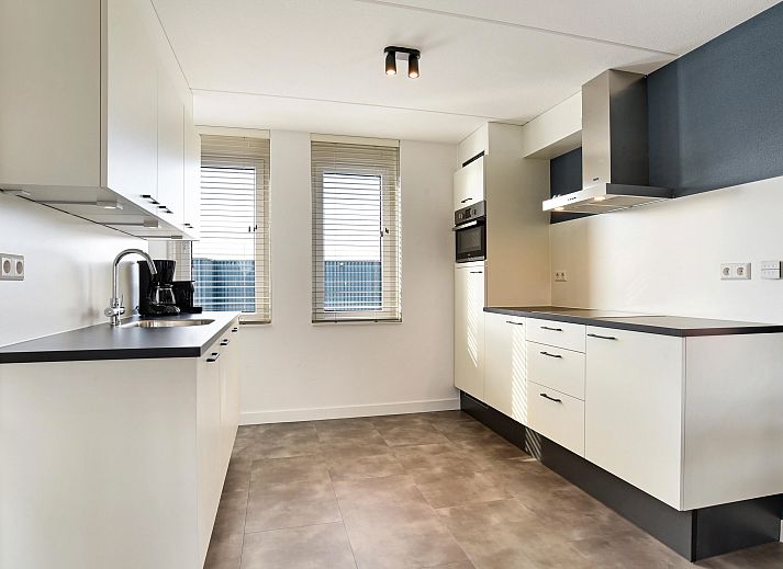 Stijlvolle woonkamer in Volendam 4CA appartement met comfortabele bank en eethoek, ideaal voor een ontspannen verblijf in Noord-Holland.