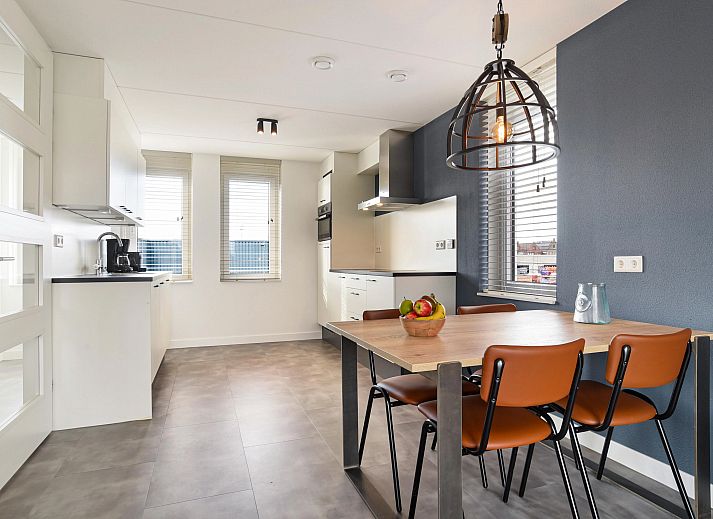 Stijlvolle woonkamer in Volendam 4CA appartement met comfortabele bank en eethoek, ideaal voor een ontspannen verblijf in Noord-Holland.