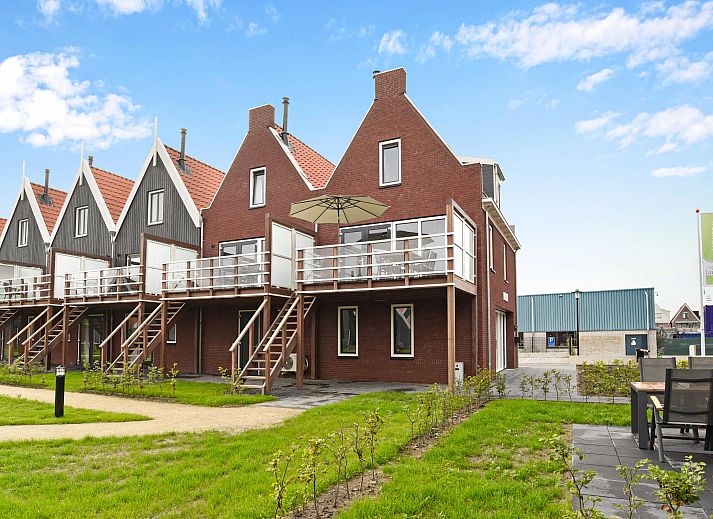 Stijlvolle woonkamer in Volendam 4CA appartement met comfortabele bank en eethoek, ideaal voor een ontspannen verblijf in Noord-Holland.