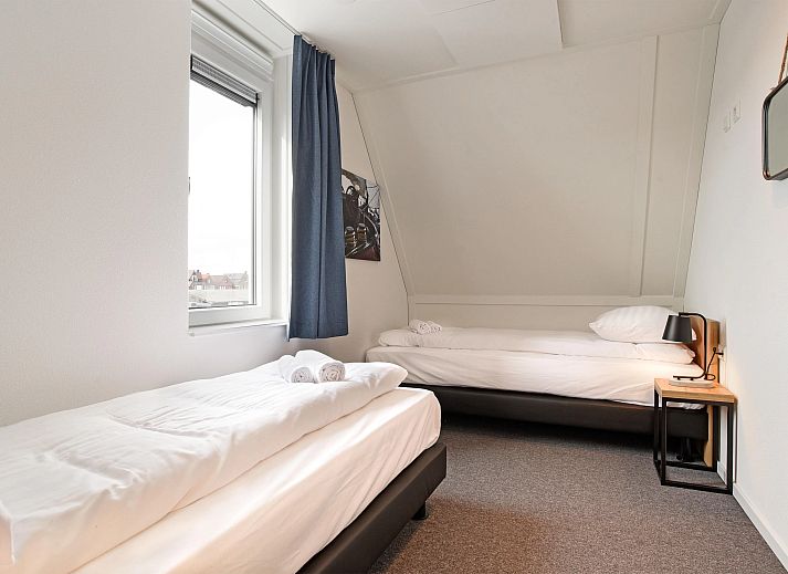 Gezellige zithoek met kachel in Volendam 4CA appartement, perfect voor een knusse avond aan de IJsselmeerkust, Noord-Holland.