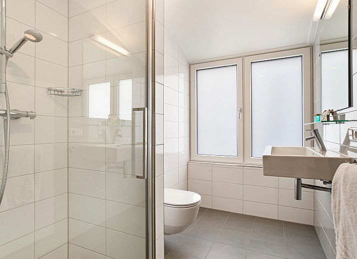 Moderne leeshoek met gele stoelen in Volendam 4CA appartement, Volendam, ideaal voor ontspanning aan de IJsselmeerkust.