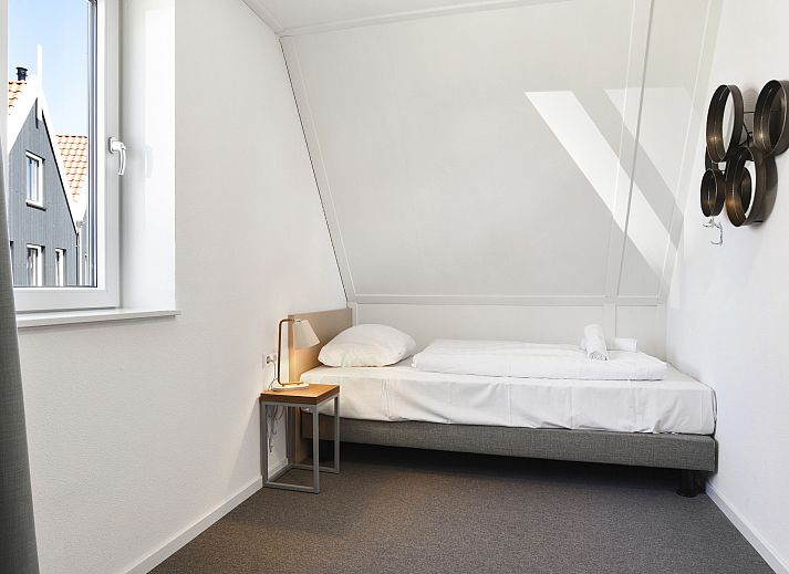 Gezellige woonkamer van Volendam 6-persoons bungalow met open haard, IJsselmeerkust.