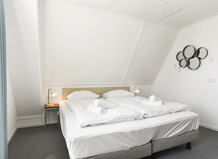 Gezellige woonkamer van Volendam 6-persoons bungalow met open haard, IJsselmeerkust.