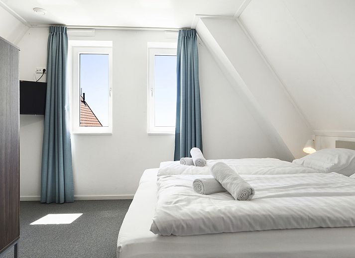 Gezellige woonkamer van Volendam 6-persoons bungalow met open haard, IJsselmeerkust.