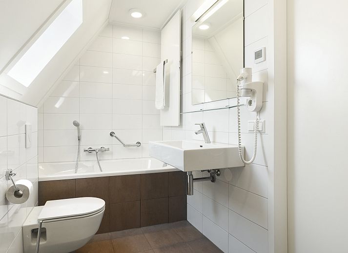 Gezellige woonkamer van Volendam 6-persoons bungalow met open haard, IJsselmeerkust.