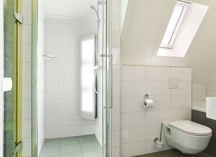 Comfortabele zithoek in Volendam 6-persoons bungalow, Noord-Hollandse charme.