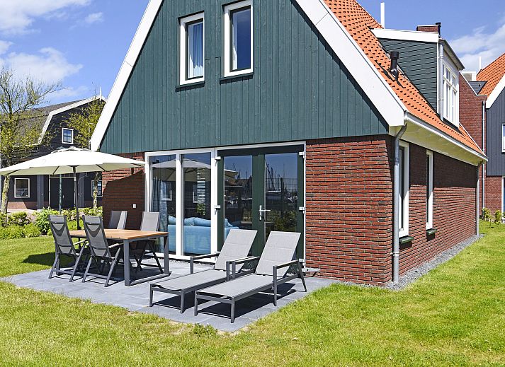 Comfortabele zithoek in Volendam 6-persoons bungalow, Noord-Hollandse charme.