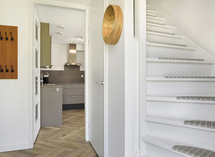 Comfortabele zithoek in Volendam 6-persoons bungalow, Noord-Hollandse charme.