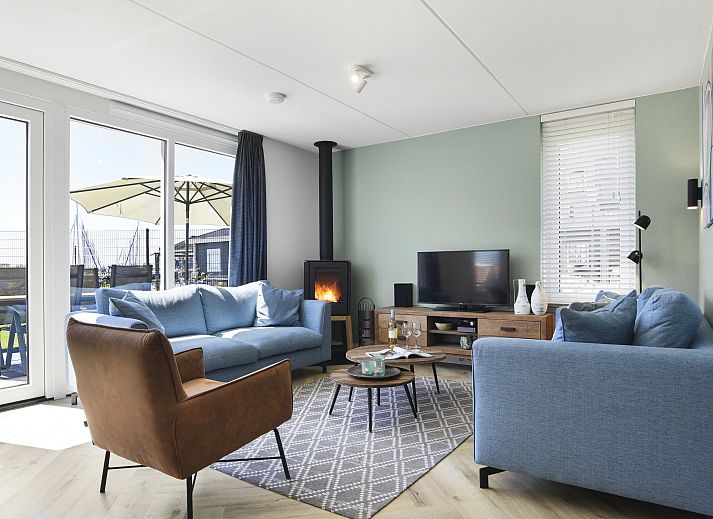 Comfortabele zithoek in Volendam 6-persoons bungalow, Noord-Hollandse charme.