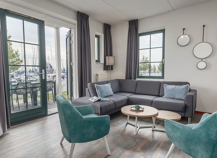 VO7B Comfort bungalow in Volendam, IJsselmeerkust, Noord-Holland met charmante gevels en ruime balkons, ideale vakantieaccommodatie.